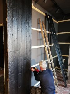 Montaż deski opalanej ogniem CARBORIS Yakisugi (1)